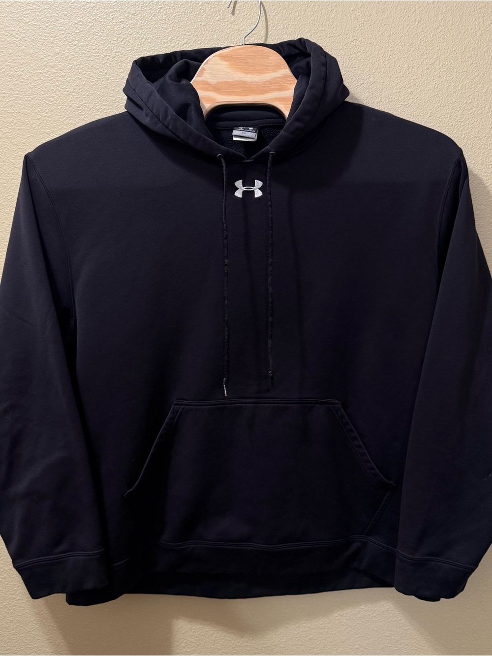 Men’s XXL Under Armour Black Fleece Lined Hoodie w/ Small Logo Hooded Sweater